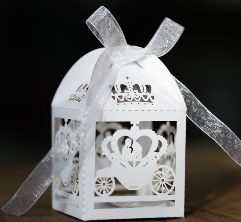 

Wholesale- 2016 50PCS White Laser Cut Enchanted Carriage Marriage Box,pumpkin carriage Wedding Favor Boxes Gift box Candy box