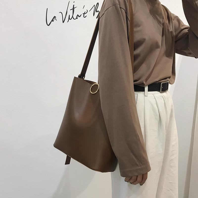 

Retro Large-Capacity Women Bag 2021 New Tide Net Red Bucket Bag Niche Design Versatile Single Shoulder Crossbody, Black