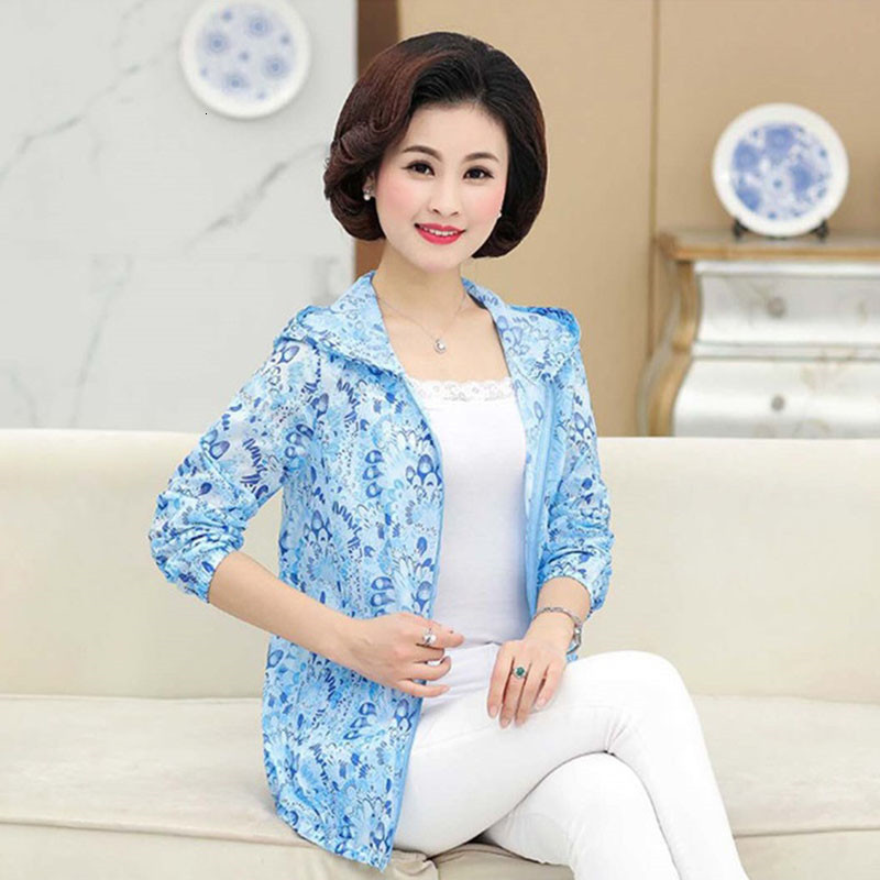 

2021 New Women's Jacket Will See the Fashionable Section Sun Protection. Short Spring Clothes with a Hoodie. S0AT, Blue