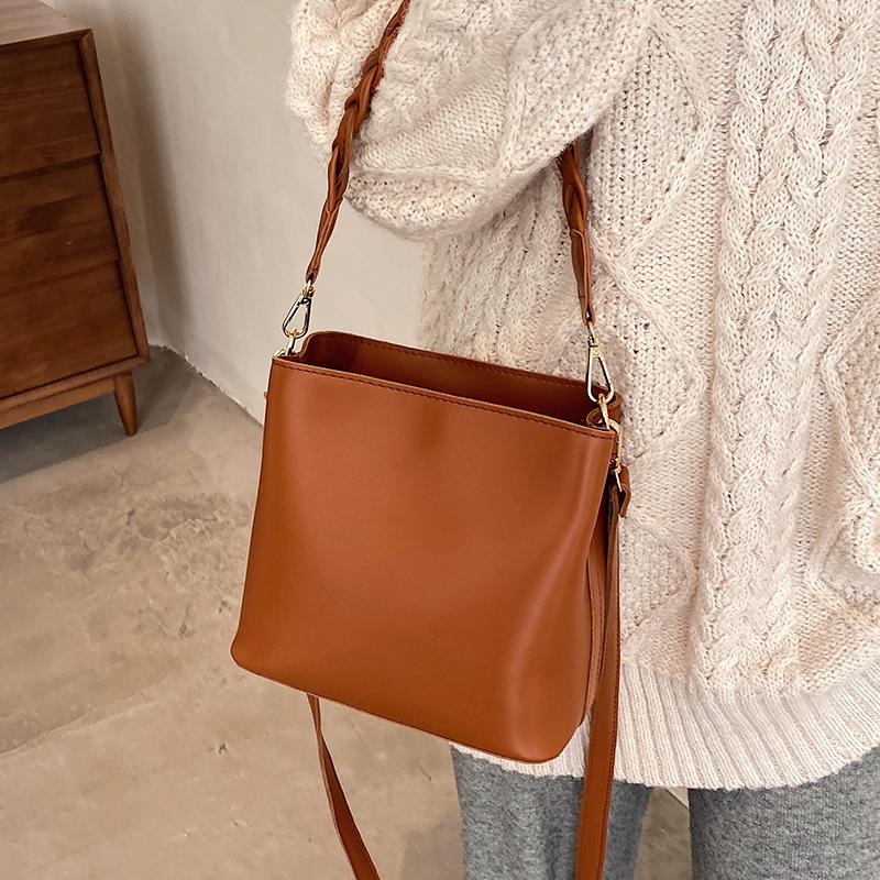 

High-end Retro Bag Female Large Capacity 2021 New Trendy Wild Atmosphere One-shoulder Messenger Bucket Bag, Black