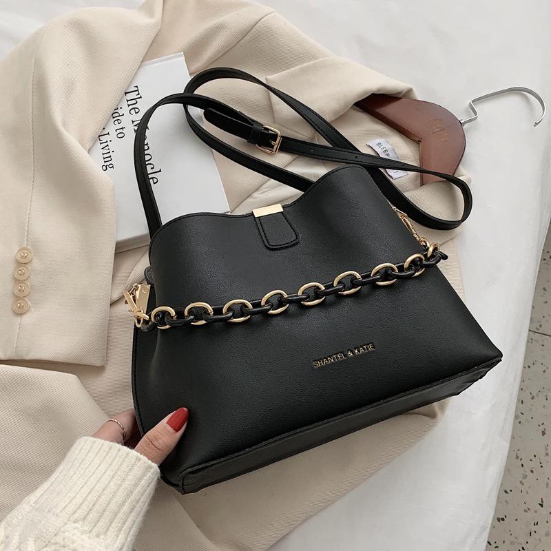 

Autumn and Winter Retro Small Bag Female 2021 Popular New Wild Messenger Bag Korean Version of The Net Red Fashion Bucket, Black