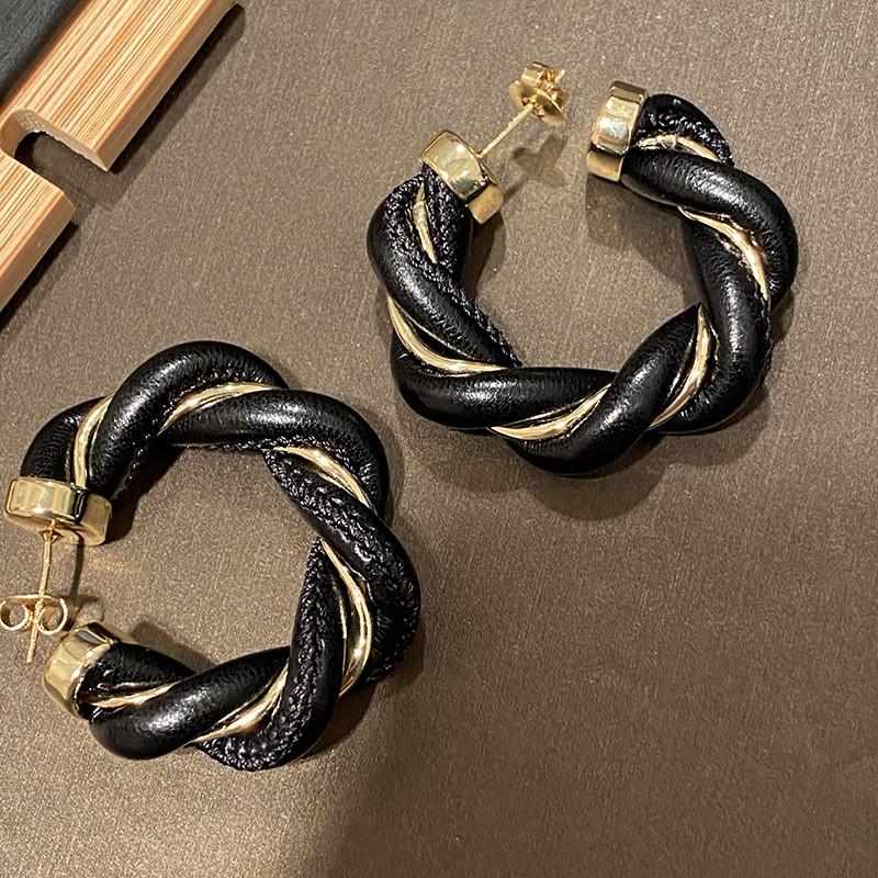 

Luxury Leather Charm Earrings Black Gold Double Color Earrings Metal Twist Woven Earrings Europe America Earring Studs