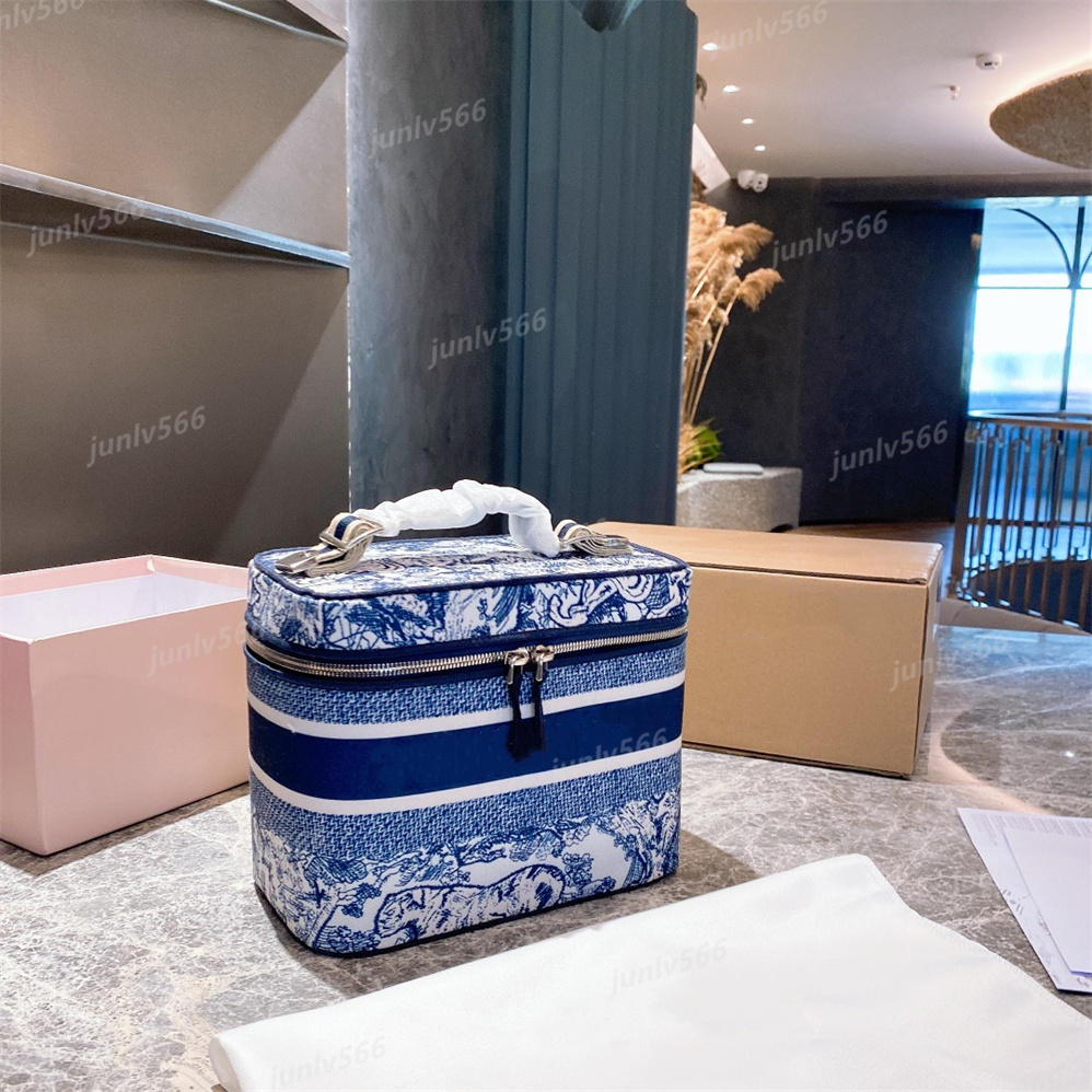 

2021 new female fashion Cosmetic Bags designer canvas beauty bag luxury brand large capacity Animal pattern Embroidery makeup storage box girl, High quality