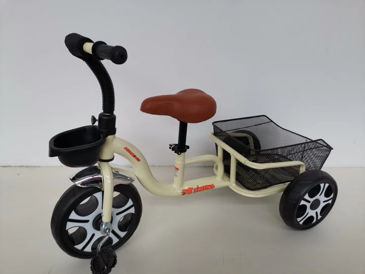 triciclo en forma de tractor
