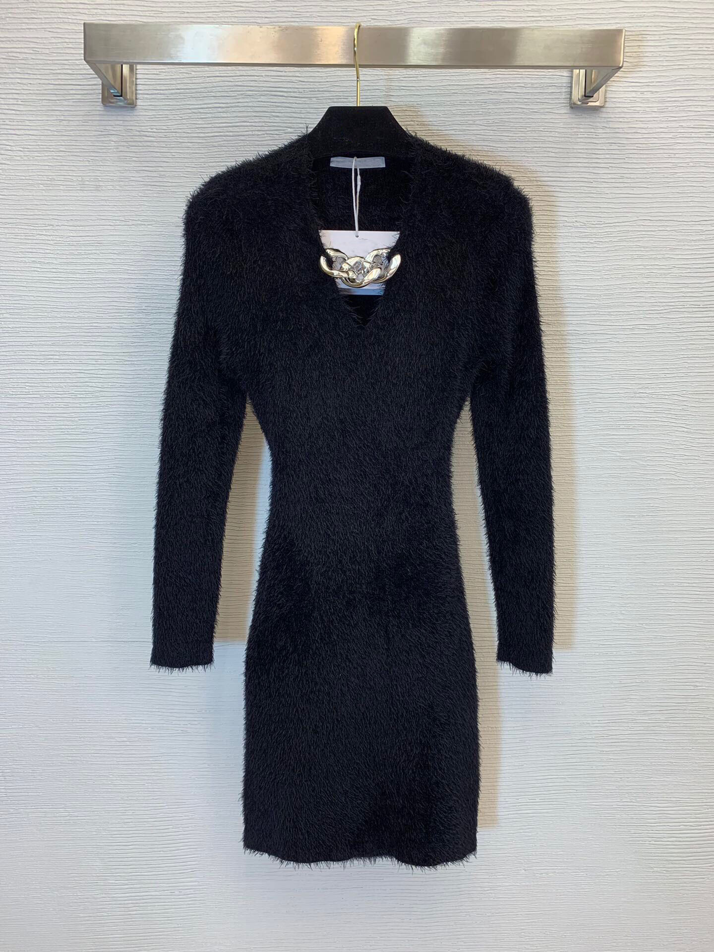 

Autumn and winter 2020 new high-end temperament celebrity chain decoration V-neck slim dress, Black