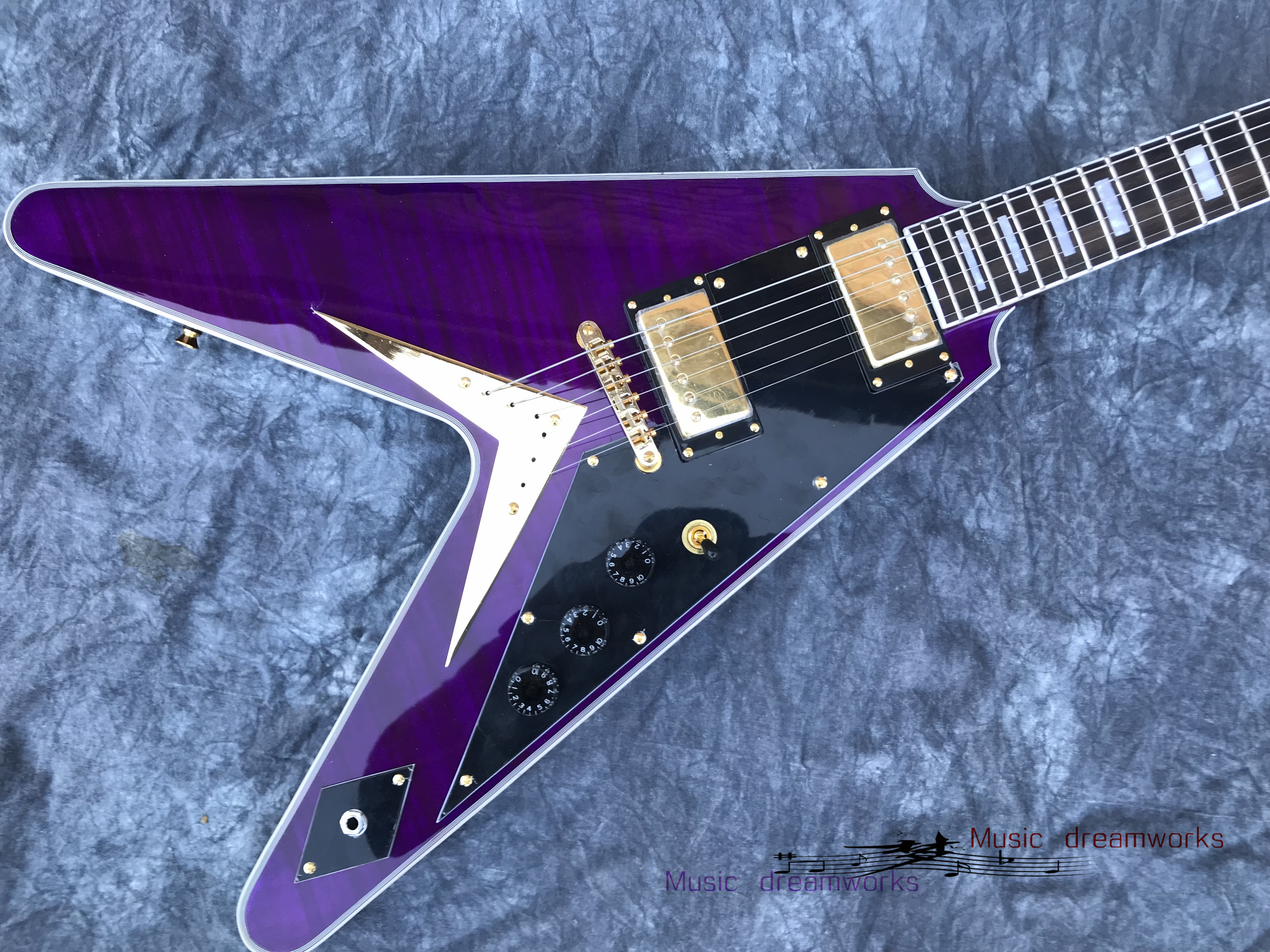 

Customized Purple Flying V Shaped Electric Guitar withThe Wholesale-2020 New Brand the Mahogany Body and Neck,Can be Customized