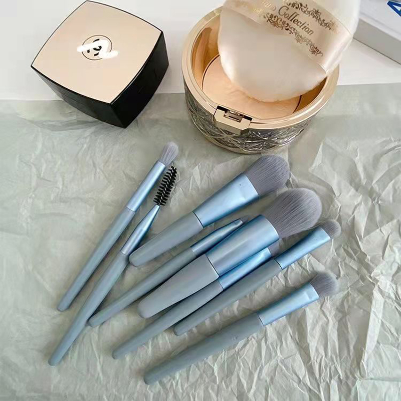 

Cosmetic brush, beauty, mini makeup, brush, blush, chalk, eye shadow, nose and eyebrows.