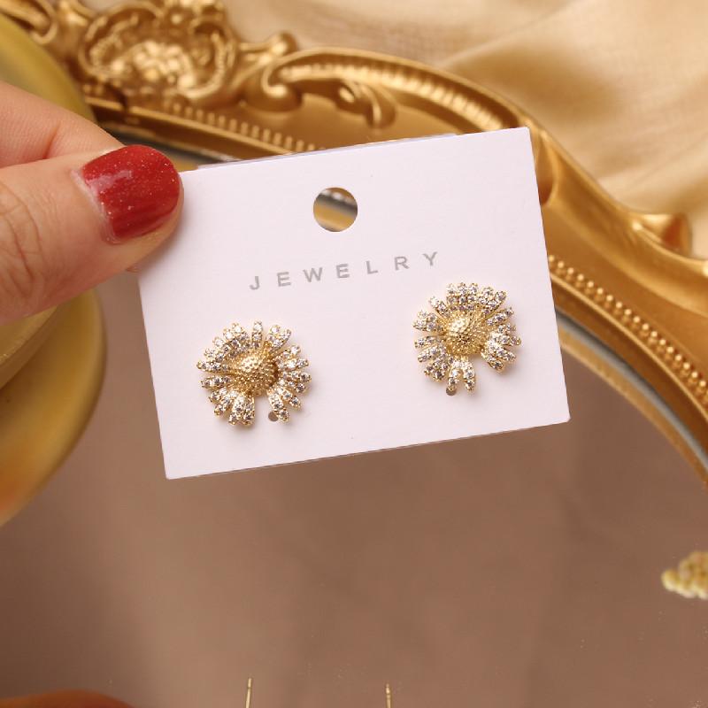 

Korean new design fashion jewelry exquisite copper inlaid zircon flower earrings designer's notched daisy female wild earrings