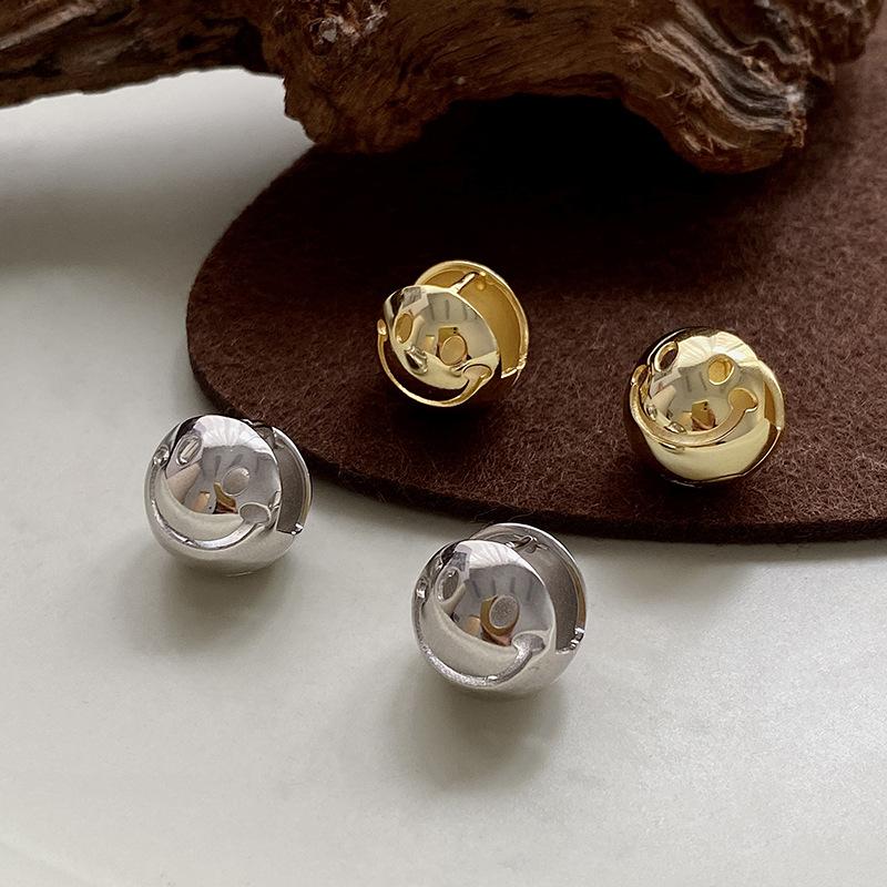 

Personality smiling face 925 silver earrings female niche design simple versatile temperament online high-level ear buckle tide