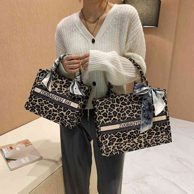 

2022 Latest Models handbag wholesale Minority light women's leopard pattern old flower tote large capacity one shoulder, Black and white leopard trumpet