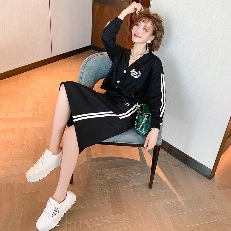 

Fashion large size V-neck contrast striped cardigan + straight skirt fat MM suit women' 2020 early autumn new1, Silver