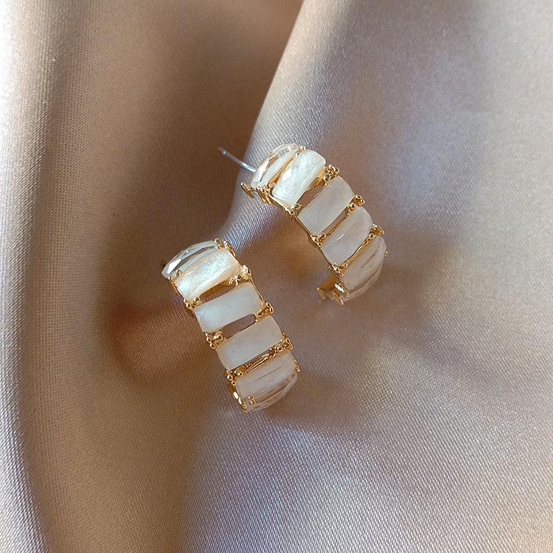 

2020 Korean New Simple Small Resin Hoop Earrings For Women Trendy C Shaped Temperament Earring Pendientes Boucle D'oreille