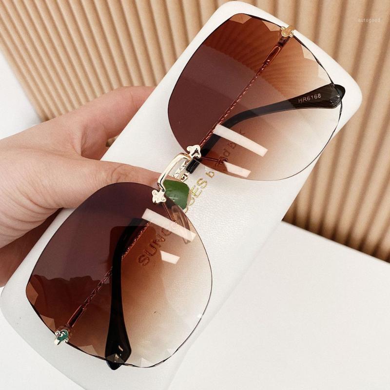 

Sunglasses QPeClou 2021 Trendy Luxury Metal Rimless Women Fashion Gradient Colorful Sun Glasses Female Frameless Shades1