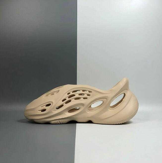 

Foam Slide Runner Sandals Shoes A croc-like runner Khaki With Holes Throughout lightweight EVA Upper Mens Slides Woman Trainers Beach Sandal