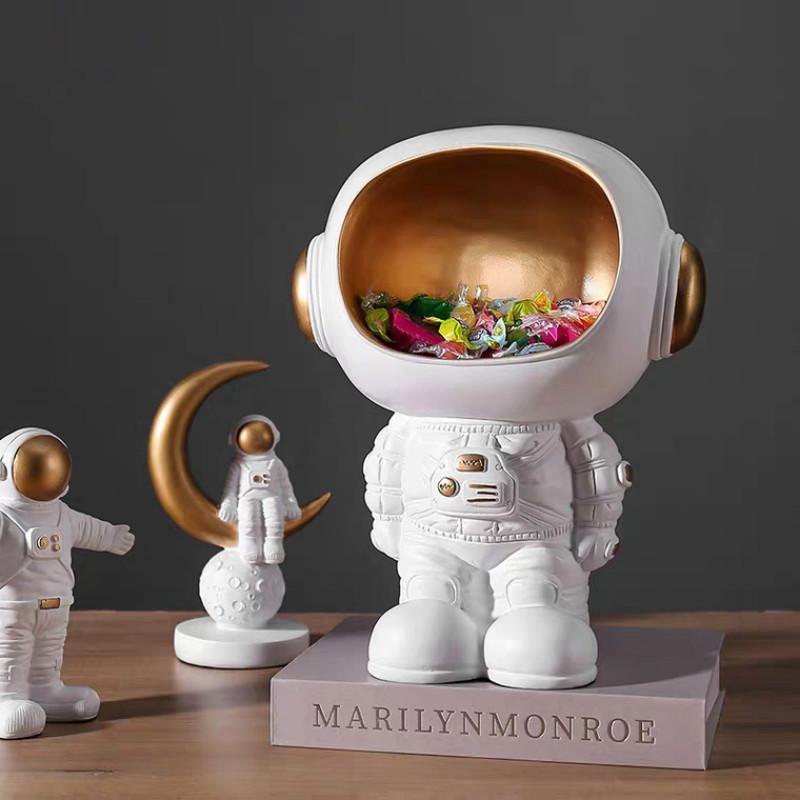 

Nordic creative Astronaut Status ornaments Storage Modern living Room Decor wine cabinet Desktop Decorations spaceman cartoon