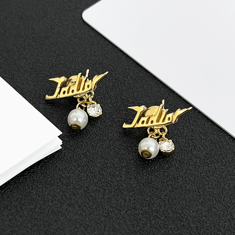 The new Hoop are suitable for women D Letter Pendant earrings gifts white pearl love earrings Fashion Brand luxury jewelry