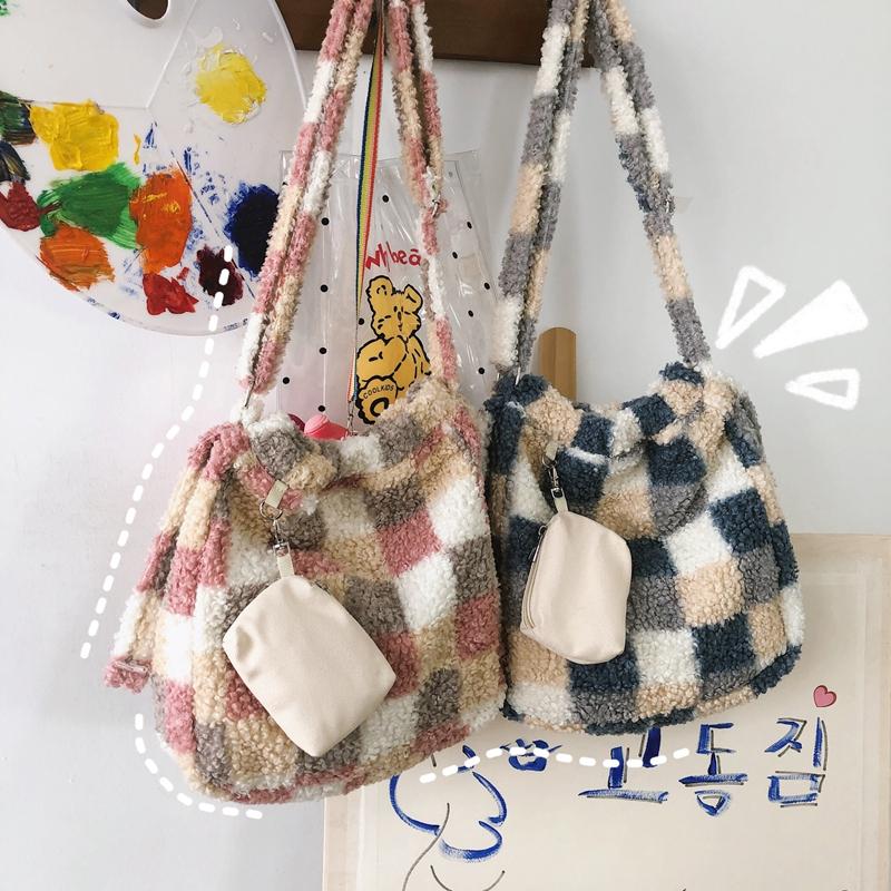 

Large capacity contrast color autumn and winter tote bag 2020 winter new fashion plush women's designer shoulder messenger bag, Blue grid