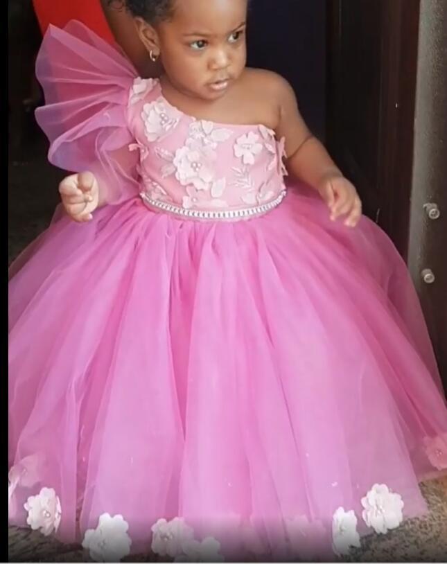 

One Shoulder Sexy 2020 Flower Girl Dresses Hand Made Flowers Tulle Little Girl Wedding Dresses Cheap Communion Pageant Dresses Gowns, White