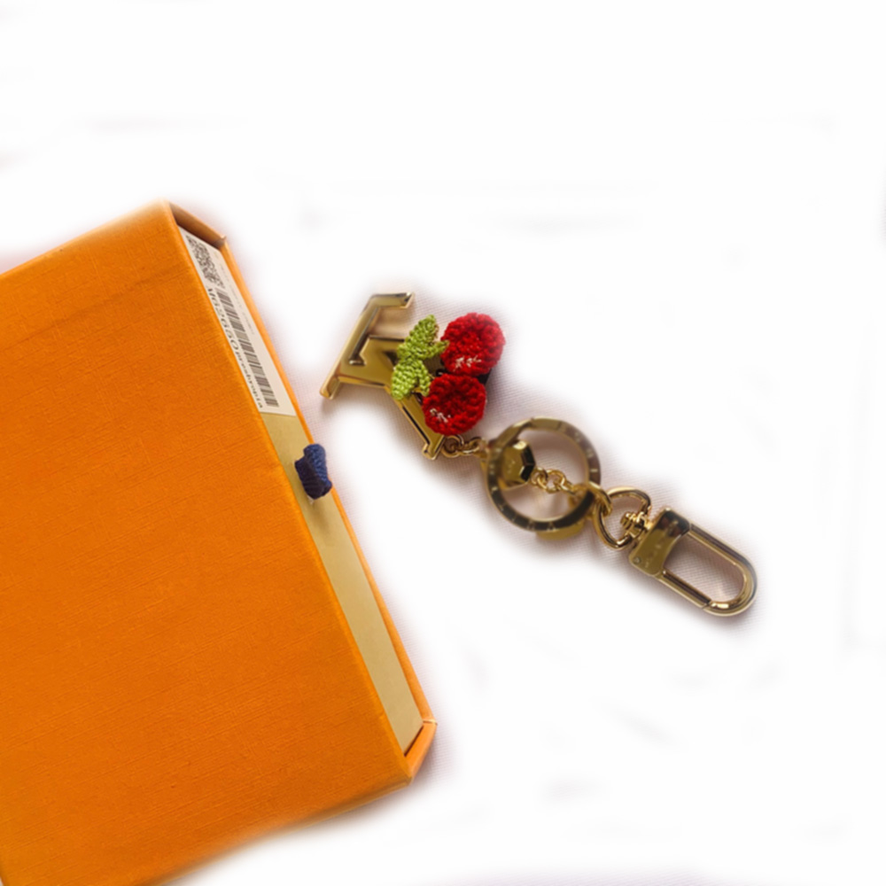 

Fashion Keychain Key Buckle Letters Design Handmade Leather Keychains Men Women Bag Pendants 2 Option