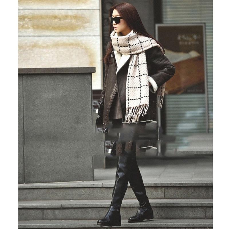 

2020 New Autumn and Winter Classic Black and White Lattices All-match Scarf Thickened Coarse Yarn Tassel Knitted Shawl Women