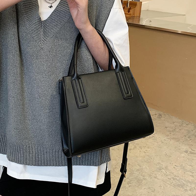 

Fashion Brand Retro Western Style Female Bag 2021 Popular New Fashion Simple Handbag Wild High-end Niche Messenger Bag, Black
