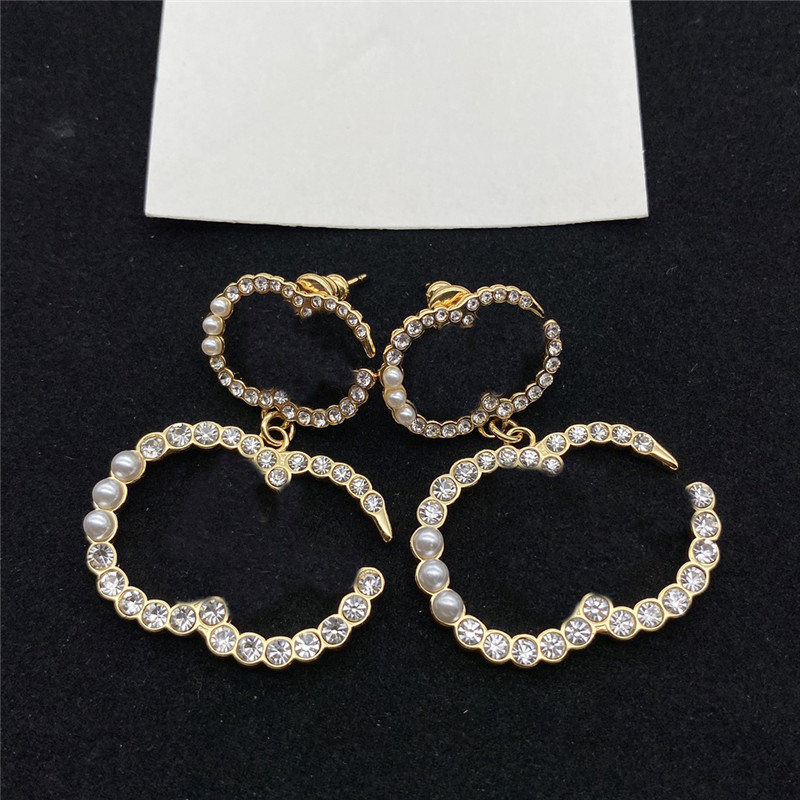 

Fashion Double Letter Charm Earrings Alphabet Pearl Designer Eardrops Women Shiny Crystal Pendant Studs