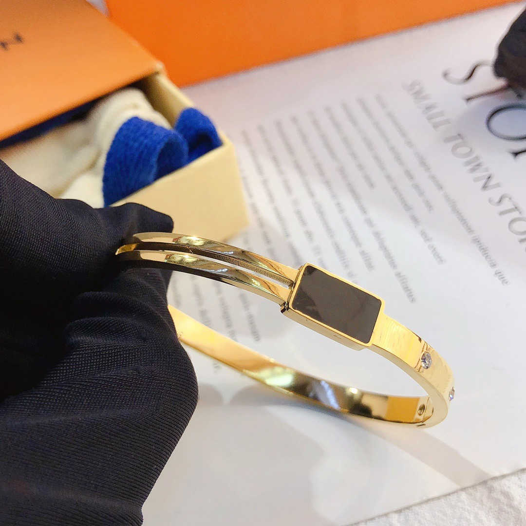 Designer Bangle Pendant 2022 Charm Love Bracelet Necklace Fashion Jewelrys Wristband Plated Letter Simple Heart Luxury Pendants Titanium-image-747428552