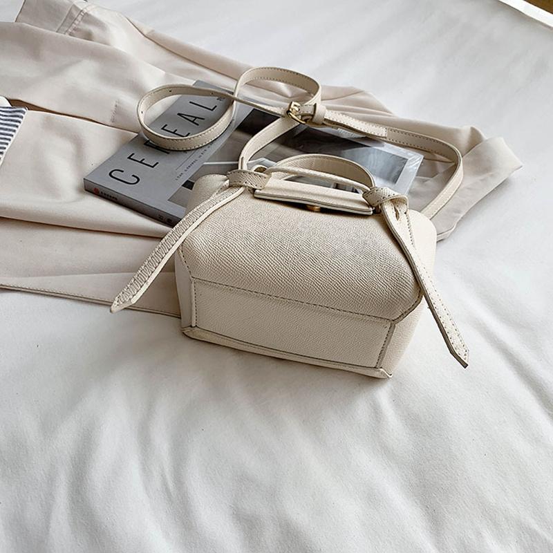 

2021 New Fashion Women's Portable Small Bag Design Sense Advanced Messenger Bag Texture Versatile Shoulder Cow Leather Flap, Black