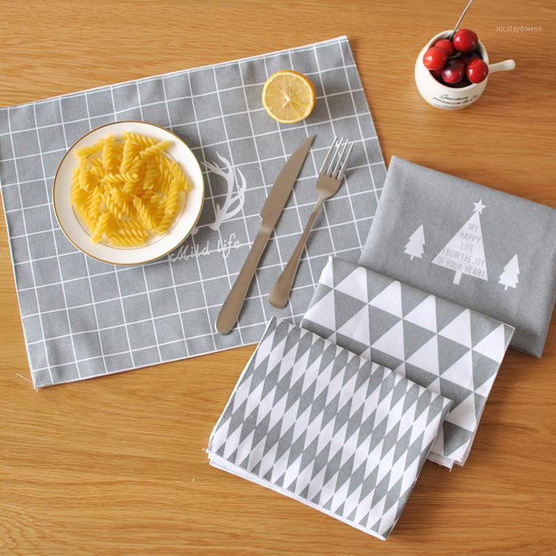 

4pcs/set Nordic Wind Antlers Christmas Tree Insulation Pad Cotton Fabric Printed Table Napkin Handmade Placemats1