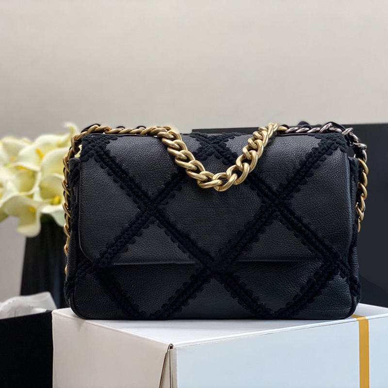 

In early spring the new New hook flower element design Made of calfskin 330088 diamond lattice bag loulou bag It exudes charm
