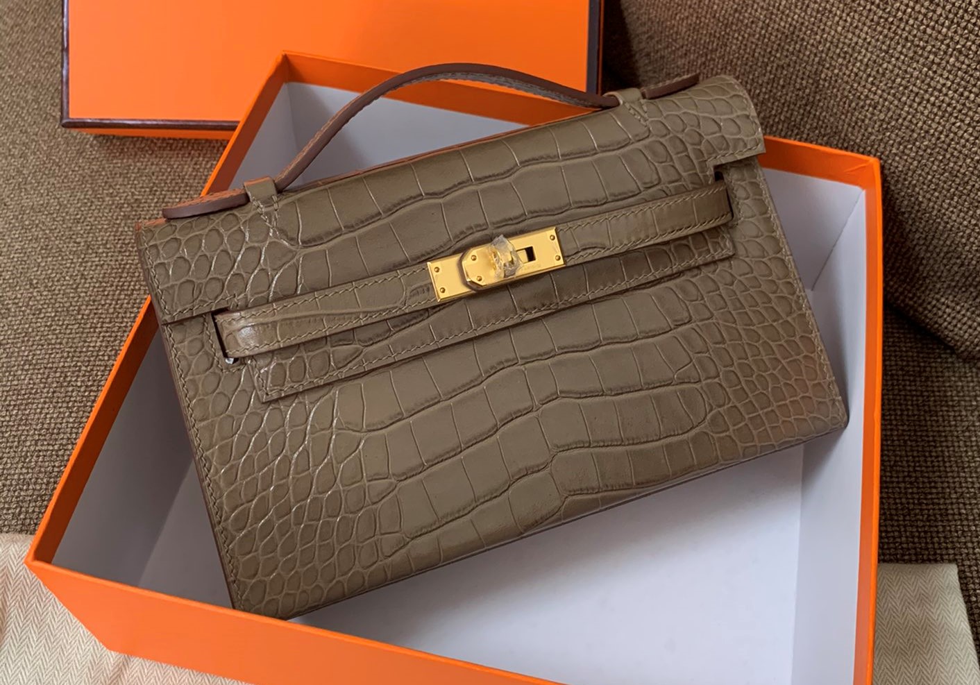 

design mini bag,22cm ,handmade quality,calf skin with crocodile grain,wax thread, golden and silver hardware,wholesale price,fast delivery, Light brown