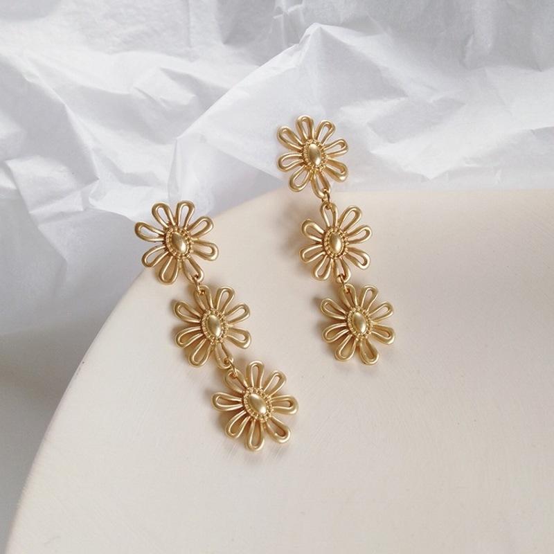 

Fashion Lady Accessories Korean Temperament Simple Metal Texture Flower Long Dangle Earrings for Women Girl Ear Clip Jewelry