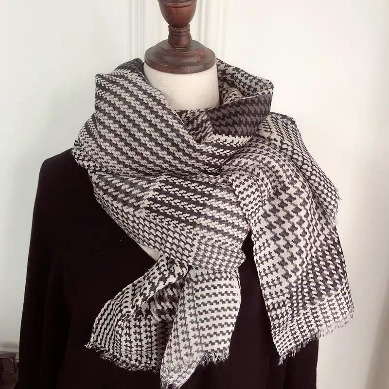 

Royalmaybe Geometric pattern sunscreen shawl women's summer new super large warm scarf color matching gauze cotton scarf