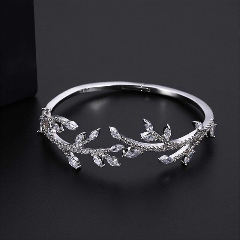

Funmode Sparkling Charm Leaf Shape White Gold Color Open Bangle for Women Wedding Party Accessories pulsera mujer Wholesale FB97