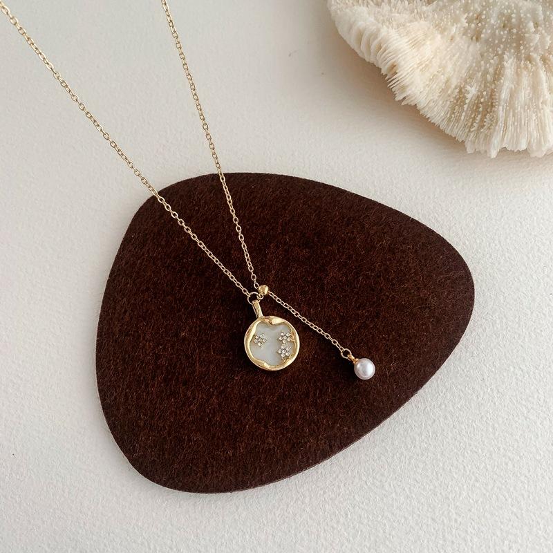 

LOVOACC Elegant White Shell Round Coin Pendant Necklaces for Women Lady Gold Color Thin Chain Pearl Flower Chokers Necklace Gift
