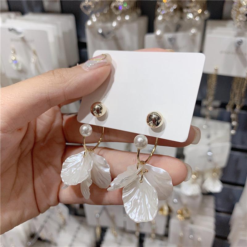 

Dominated new 2020 Resin petal Drop earrings Simple fashion temperament metal circle long pearl earrings