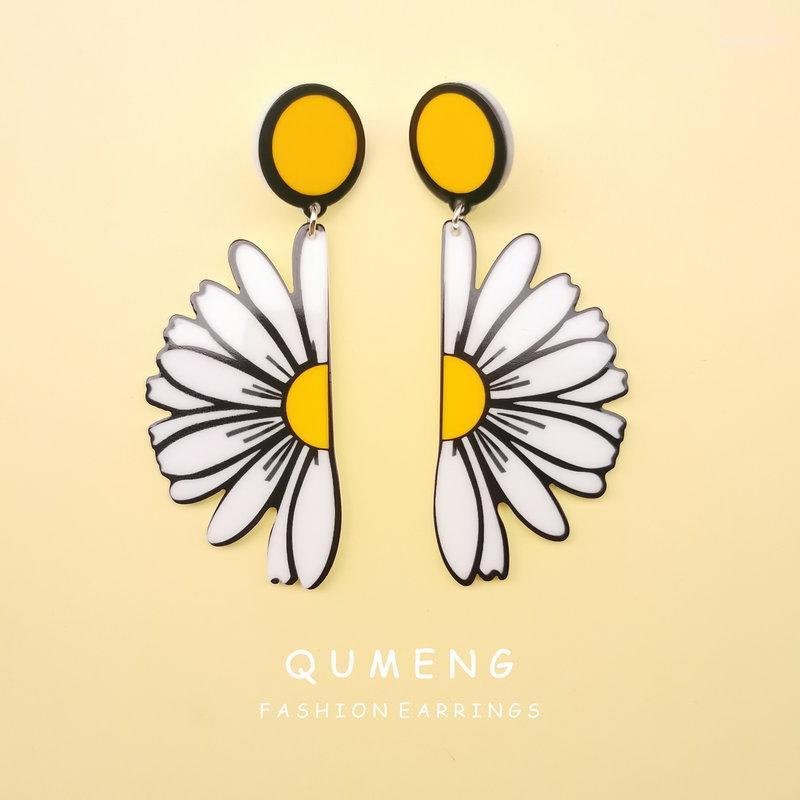 

QUMENG Korean New Women Classic Flower Stud Earrings Simple White Half daisy Earrings for women Fashion Accessories Girls Gifts1