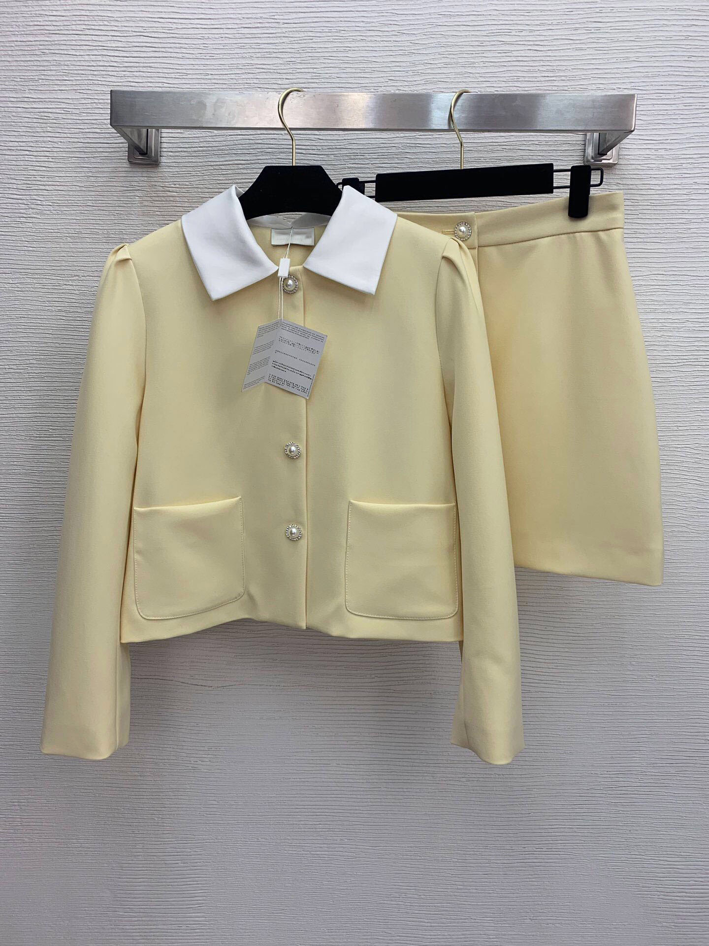 

European 2020 autumn and winter single breasted Flower Pearl Button Jacket A-line high waist skirt suit can be sold, Black