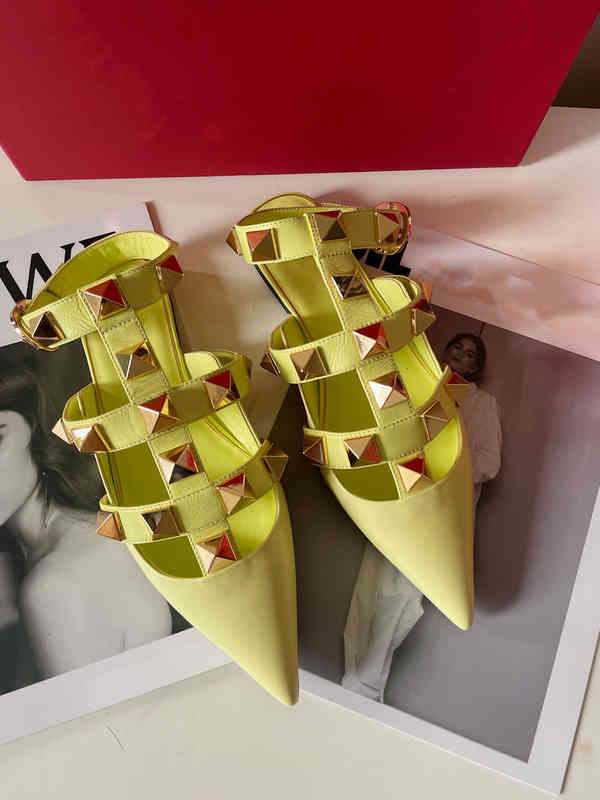 Summer Femmes Chaussures Chaussures Roman Calfskin Ballet En Cuir Rivets Golden Rivets Sandales Designer V Noire Gold Red Fond Sexy