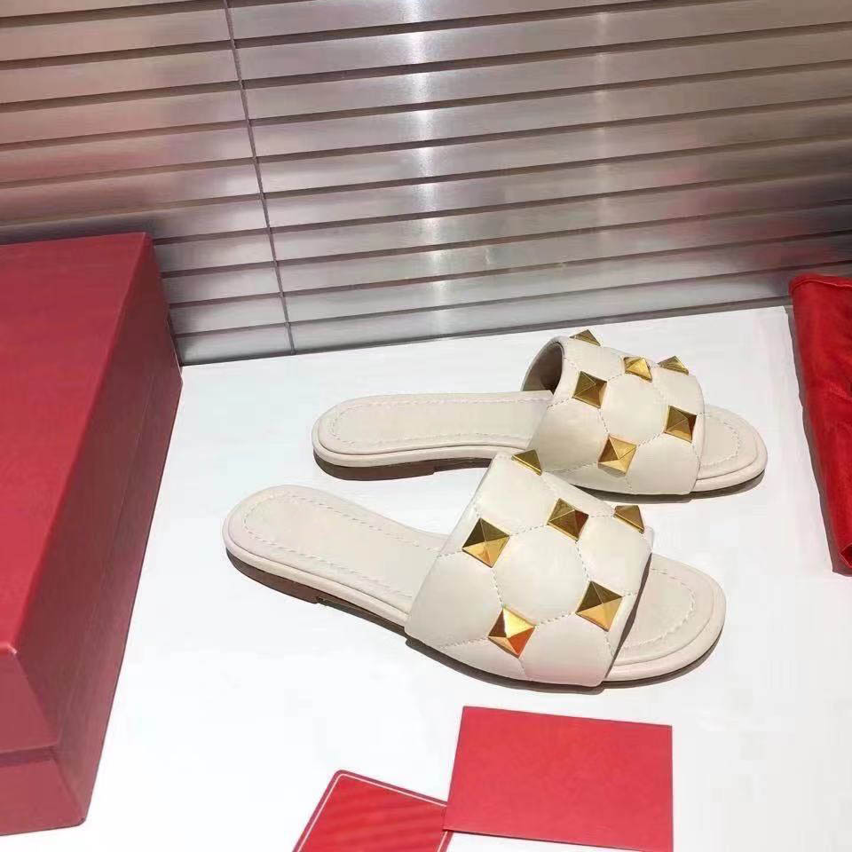 

2021 Fashionable women's slippers summer girls beach high quality comfortable sexy multicolor rivet large size 35-41, Black