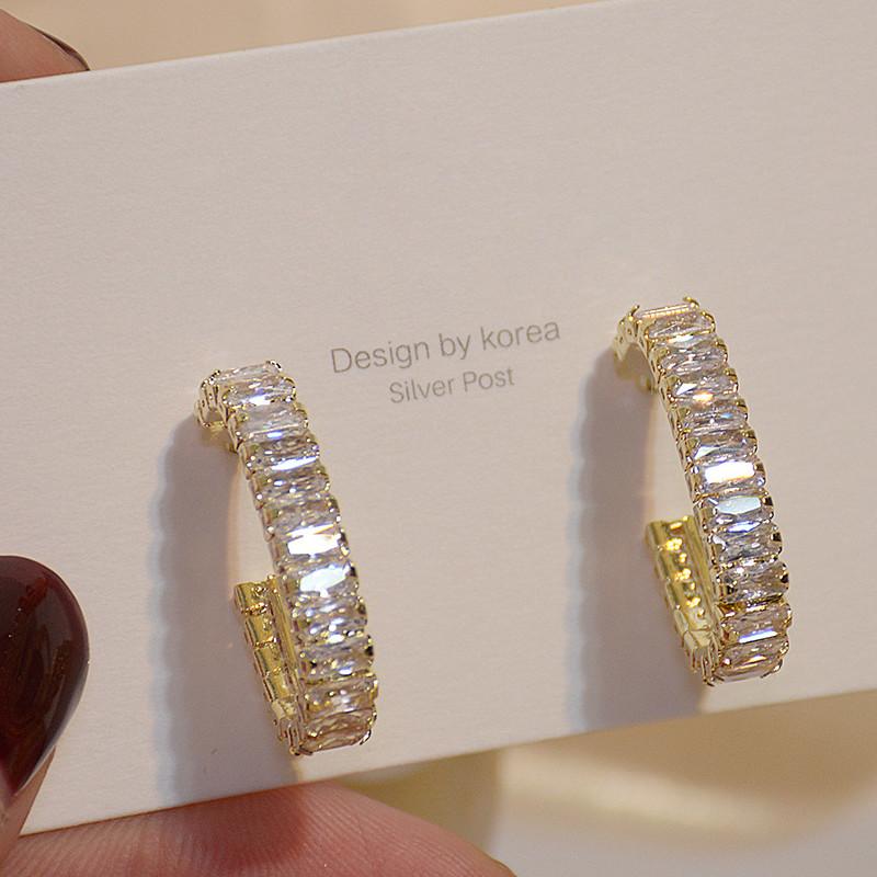 

2021 Temperament Women Gold Metal Shining Dazzling Zircon Round Earrings Beautiful Essential Female Earrings Jewelry