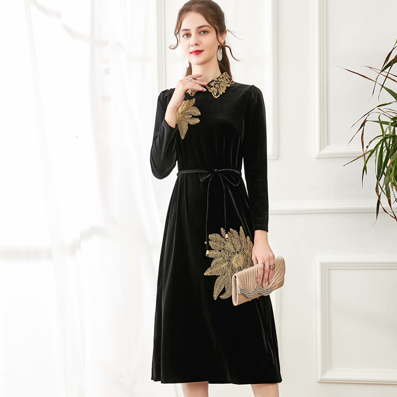 

2021 Autumn New Retro-ethnic Style Embroidered Frizzy Flowers Long Velvet Thin Dress Black of High Quality Women R2r5