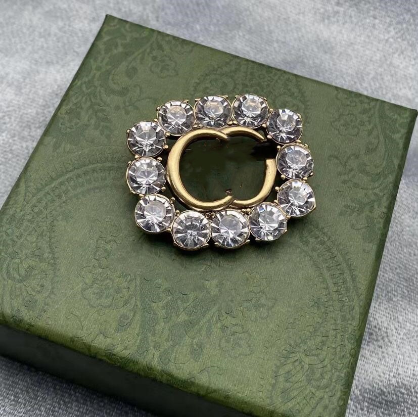 

European and American diamond-encrusted letter brooches retro brass material suit coat to wear and match with female high-quality fast delivery
