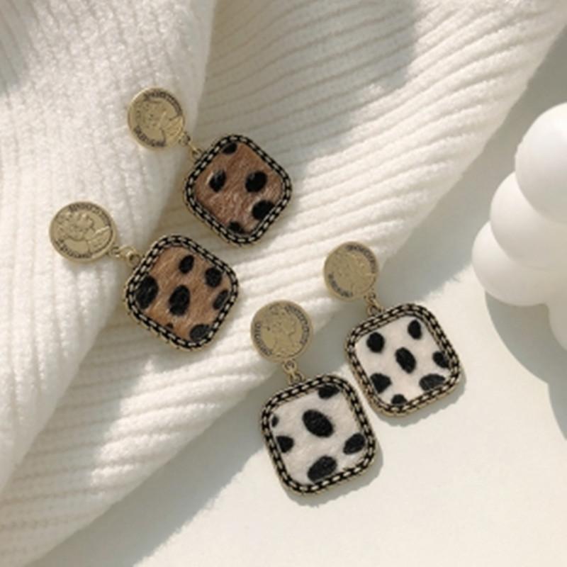 

Stud Korean Retro Avatar Leopard Earrings Winter Velvet High-quality Temperament Ear