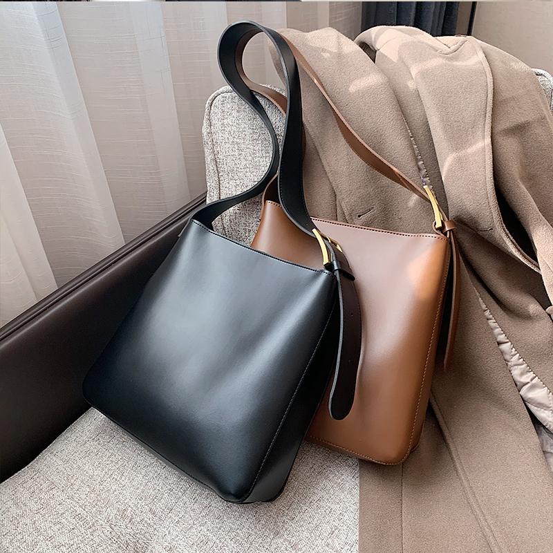

Simple bag female 2021 autumn and winter new wild atmosphere messenger bag high-quality texture one-shoulder bucket, Black