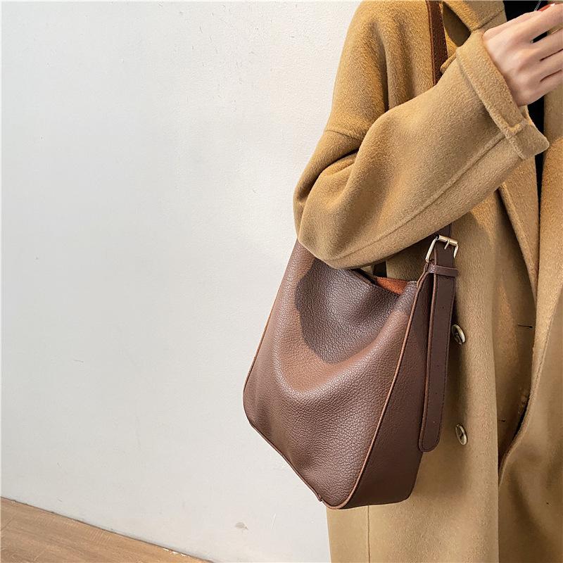 

Textured large-capacity women's bag spring 2021 new trendy fashion soft surface casual one-shoulder diagonal solid color bucket, Black