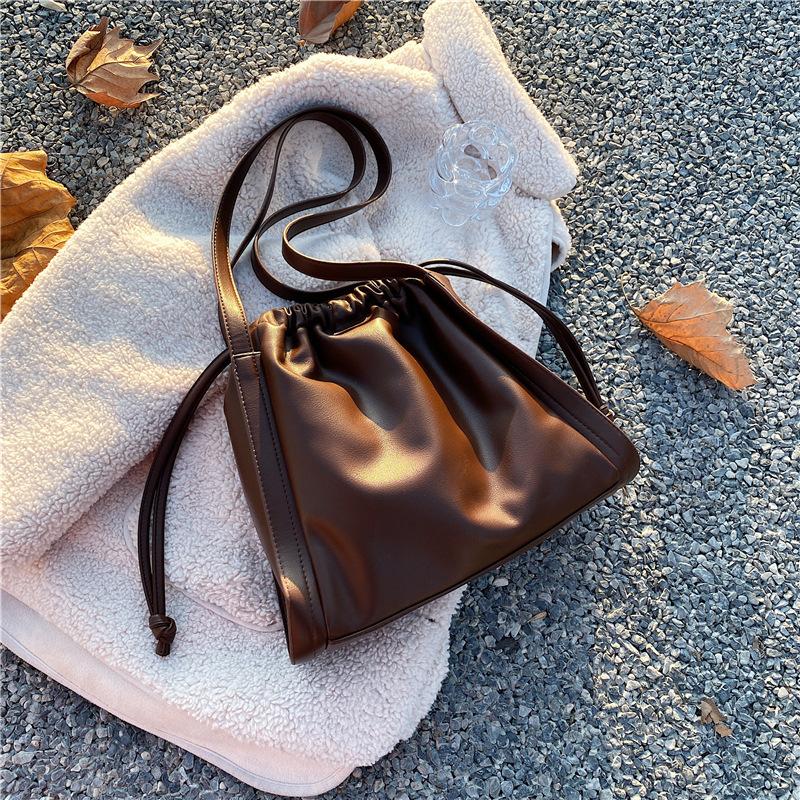

Retro Texture Large Capacity Handbags 2021 New Bucket Shoulder Bag Versatile Casual Fashion Underarm Bag, Black
