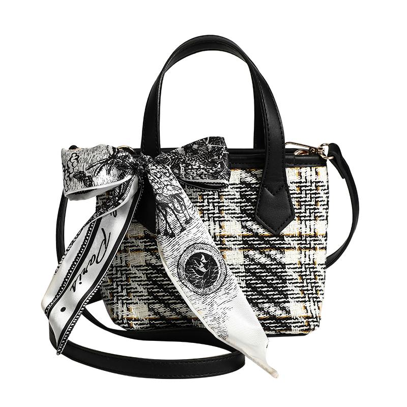 

Evening Bags 2022 Woman Handbag Plaid Large Capacity Shoulder PU Leather Luxury Bag For Women Tassel Bolsos De Mujer