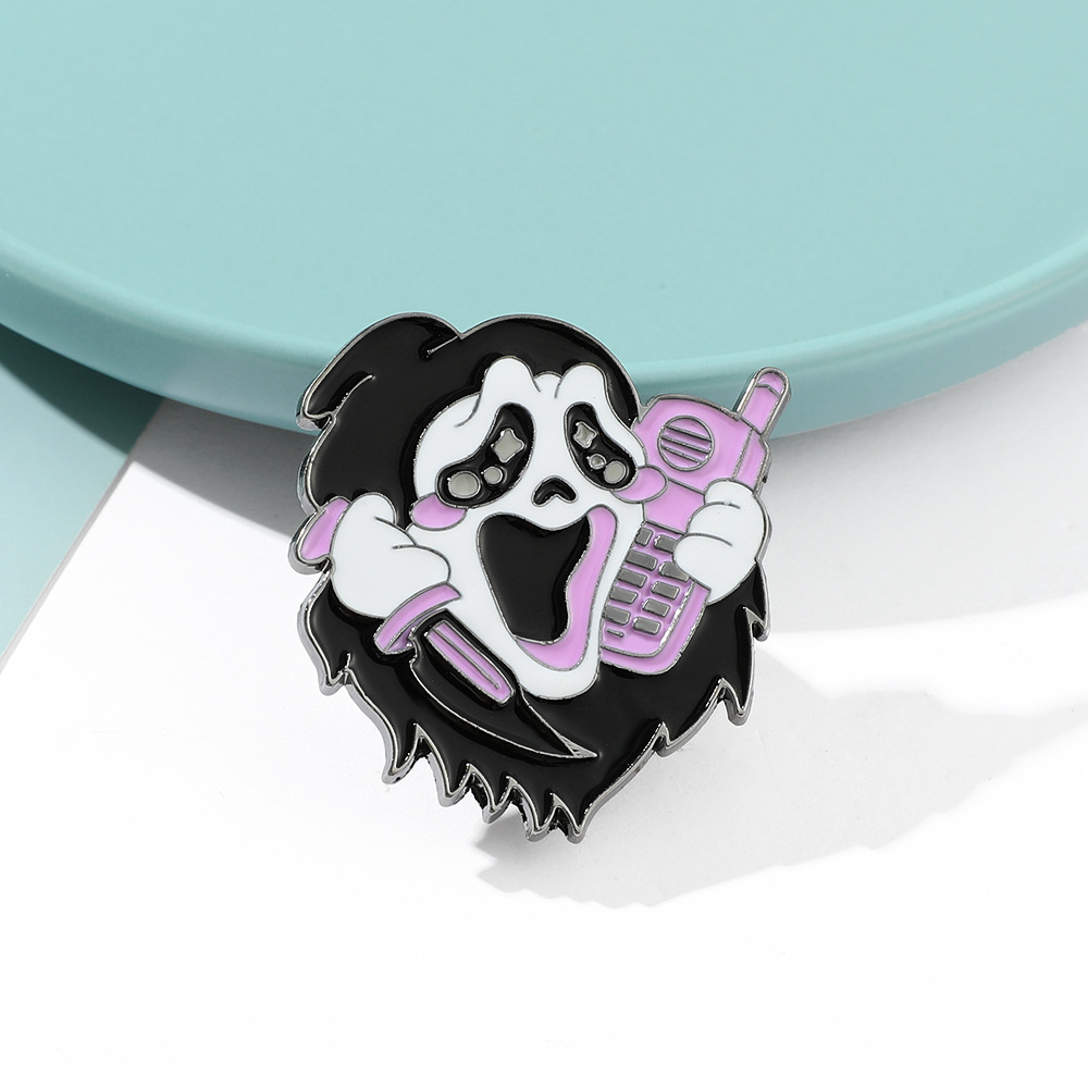 

Scary Movie Scream Killer Calls Brooch Enamel Pin Backpack T-Shirt Lapel Badges Halloween Glitter Pink Fashion Accessories Gifts, As picture