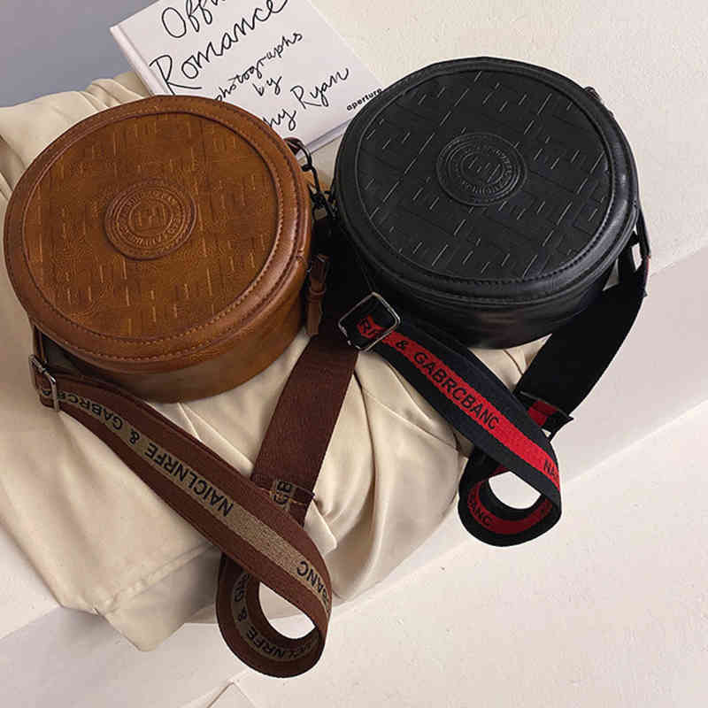 

Exclusive leisure wide shoulder belt embossed child mother small round bag and winter new style messenger sling, Black